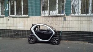 Можно ли зарядить электромобиль от обычной розетки?