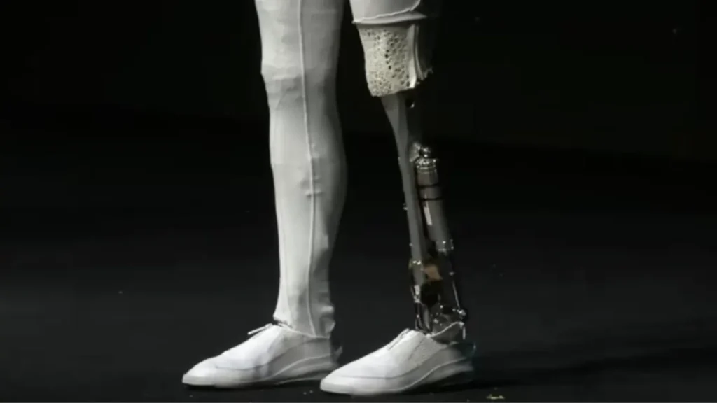 Гендиректор Xpeng публично вскрыл ногу робота Next-Gen Iron ножницами, чтобы доказать отсутствие мистификации