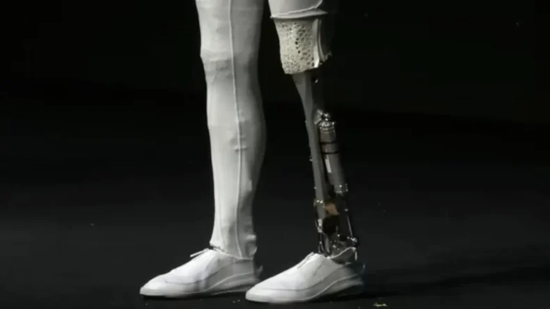 Гендиректор Xpeng публично вскрыл ногу робота Next-Gen Iron ножницами, чтобы доказать отсутствие мистификации