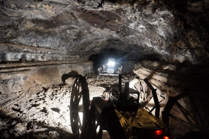 Роботы-разведчики готовятся к поиску укрытий для первых лунных баз