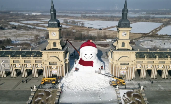 В Китае построили гигантского снеговика высотой с шестиэтажный дом
