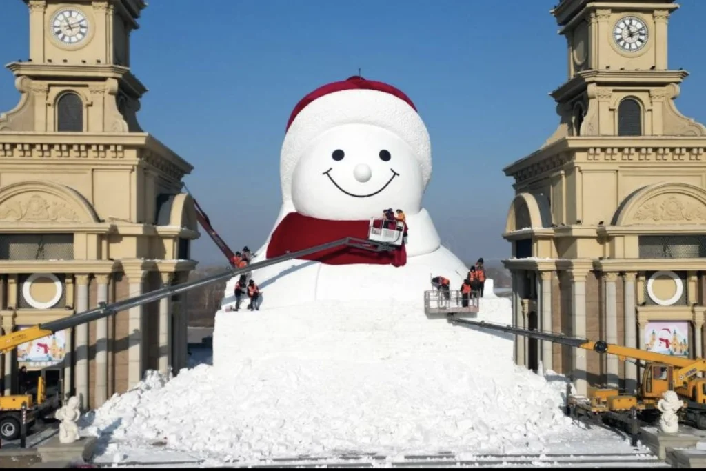 В Китае построили гигантского снеговика высотой с шестиэтажный дом