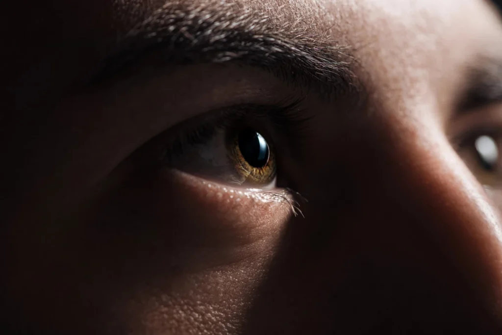 Учёные выяснили, что люди моргают реже, когда прислушиваются к сложной речи