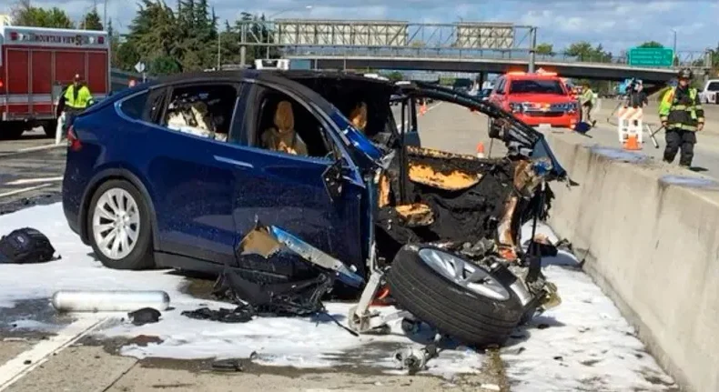 Неоткрывающиеся двери Tesla после ДТП привели к гибели людей