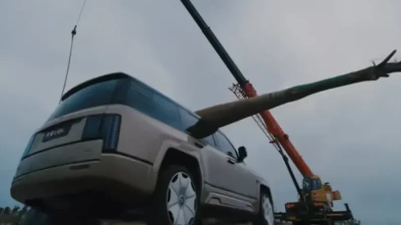 BYD испытал люксовый внедорожник YangWang U8L ударом двухтонной пальмы