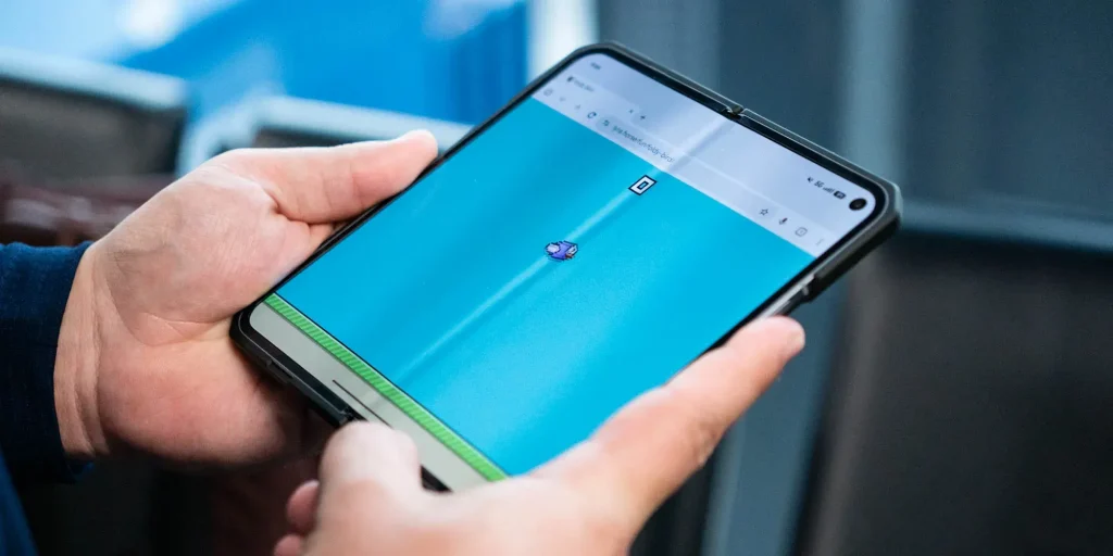 Вышла Foldy Bird — игра, которая изнашивает шарнир складного смартфона