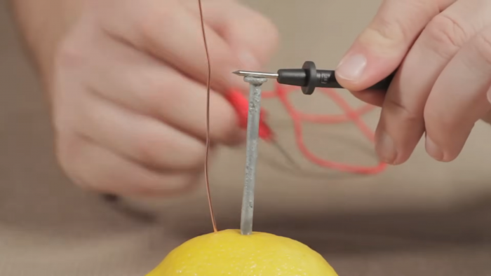 Как сделать батарейку из лимона: простой научный эксперимент