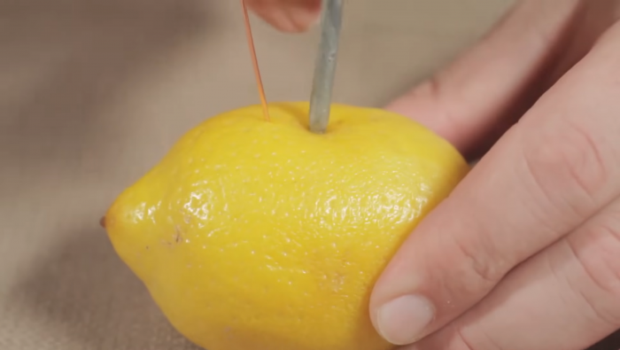 Как сделать батарейку из лимона: простой научный эксперимент
