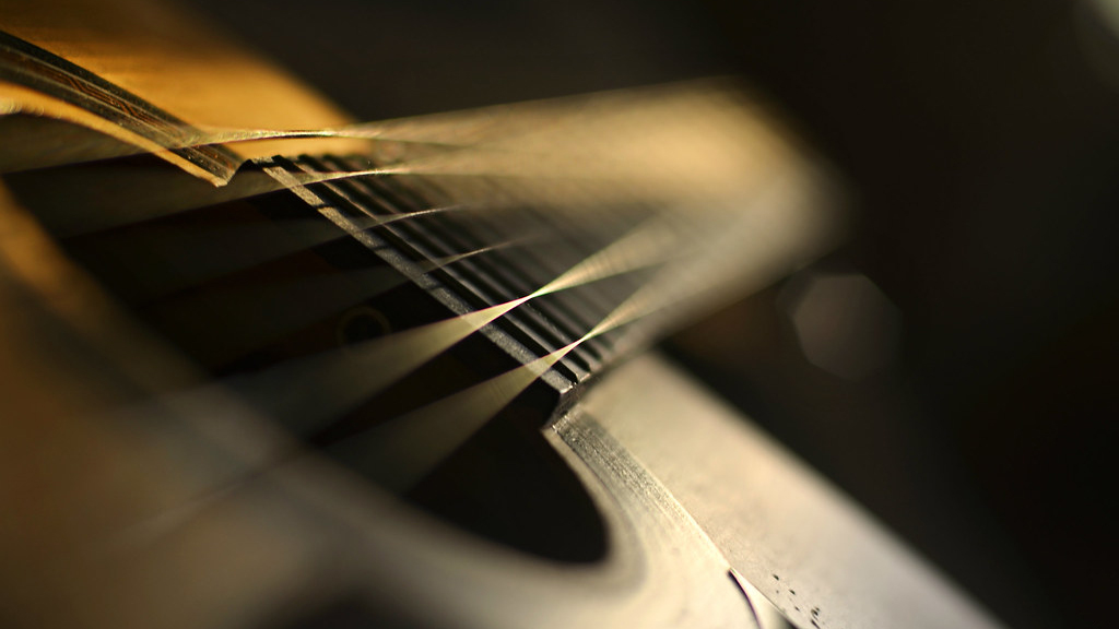 Теория струн: как вибрирующие нити пытаются объяснить устройство Вселенной