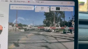 Система автопилота FSD Tesla игнорирует шлагбаумы на ЖД-переездах