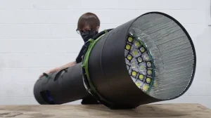 Самый яркий фонарик в мире: 300 светодиодов, бетонный радиатор и мусорный бак вместо линзы