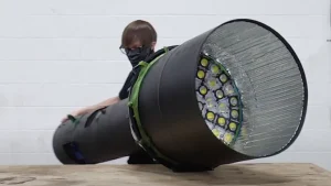 Самый яркий фонарик в мире: 300 светодиодов, бетонный радиатор и мусорный бак вместо линзы