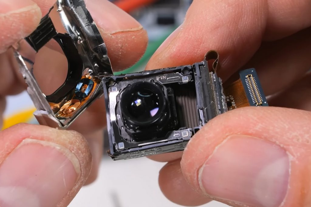 Полный разбор Samsung Galaxy S26 Ultra демонстрирует его впечатляющую 5-кратную телеобъективную камеру