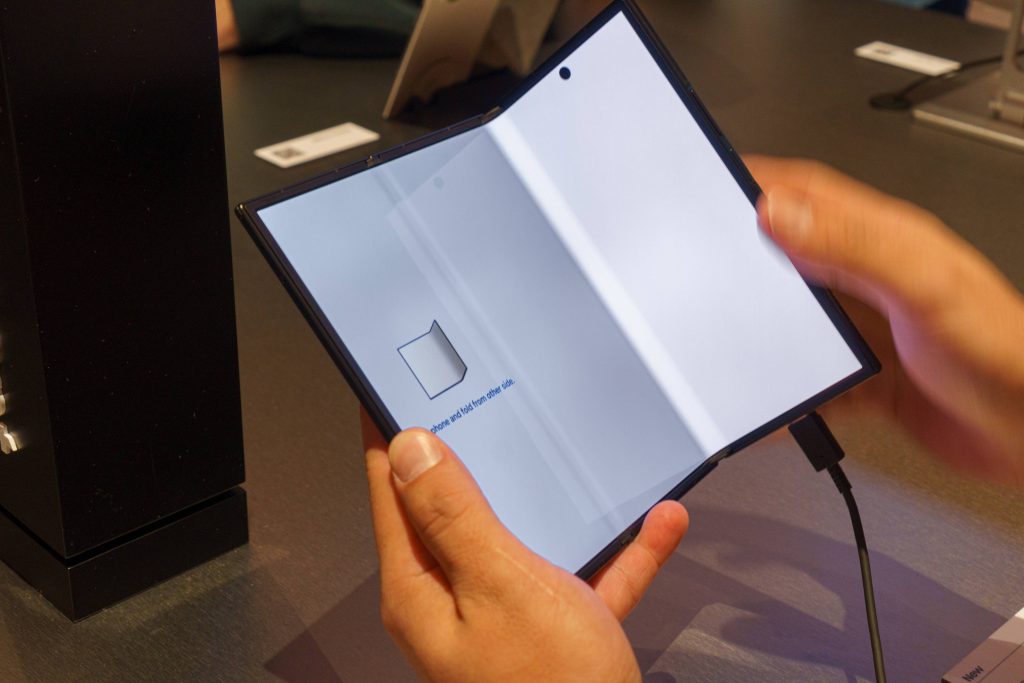 Samsung поделилась первыми подробностями о TriFold 2 и смартфоне со сдвижным экраном