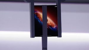 Менеджер Honor подтянулся на разложенном Magic V6 — шарнир выдержал