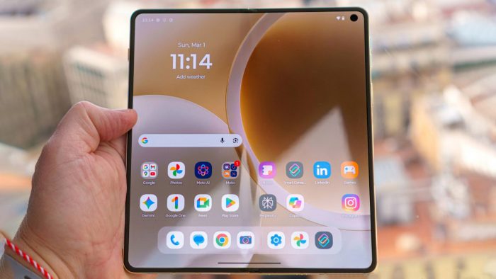 Обзор Motorola Razr Fold: первый книжный складной смартфон Moto с огромным экраном и батареей 6000 мАч