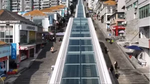 В Китае открыли самый длинный городской эскалатор: 905 метров подъема через гору