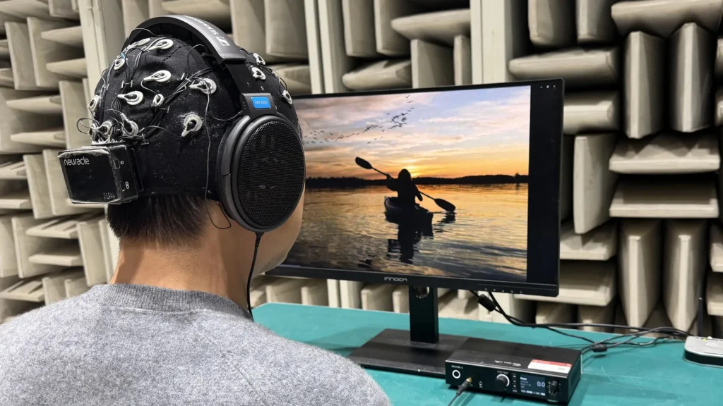 Опровергнут миф о том, что закрытые глаза помогают лучше слышать в шумном месте