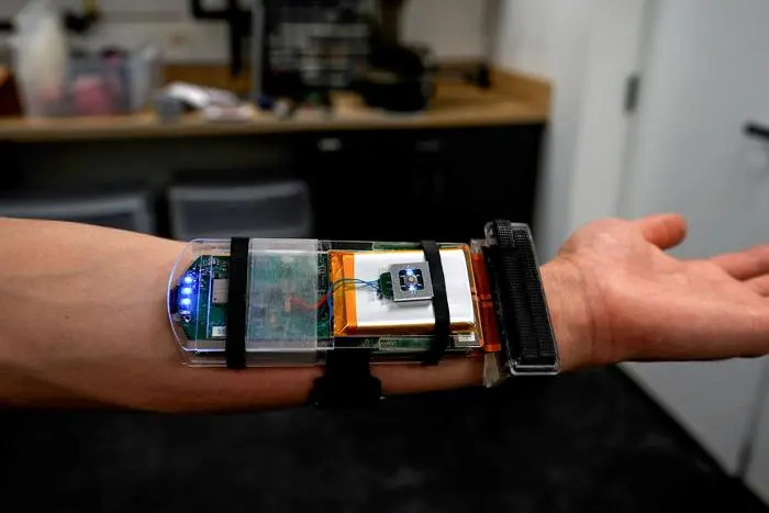 Ультразвуковой браслет от MIT научился читать движения рук изнутри 1 Ультразвуковой браслет от MIT научился читать движения рук изнутри