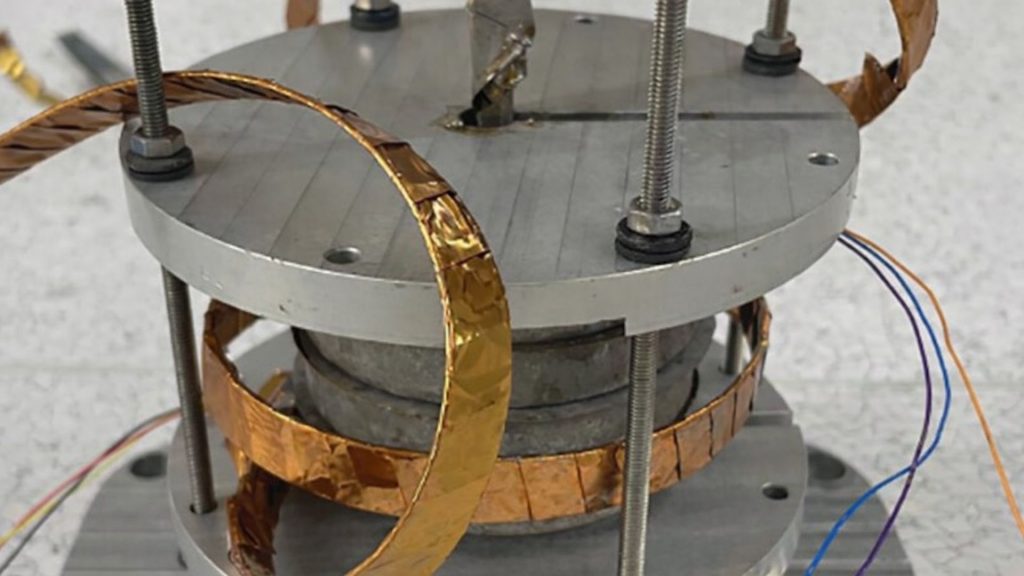 Магнит размером с ладонь выдает 42 тесла — мощнее, чем установки размером с комнату