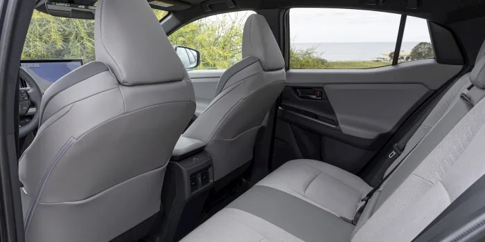 Toyota C-HR+ выходит в Европе: 607 км хода, 28 минут зарядки и полный привод 343 л.с.