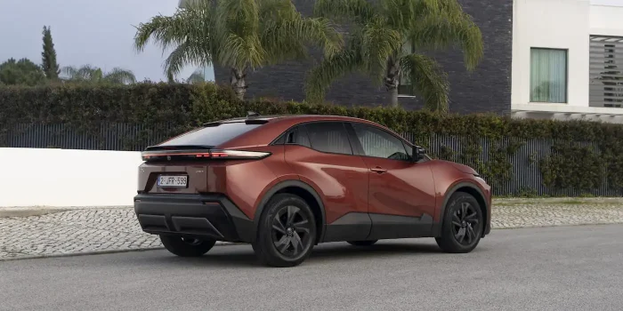 Toyota C-HR+ выходит в Европе: 607 км хода, 28 минут зарядки и полный привод 343 л.с.