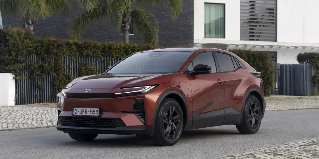 Toyota C-HR+ выходит в Европе: 607 км хода, 28 минут зарядки и полный привод 343 л.с.