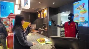 В McDonald’s в Китае запустили человекоподобных роботов: они приветствуют гостей и развозят заказы