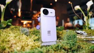 Смартфон HUAWEI nova 15 Pro в лавандовом цвете на презентации в Москве