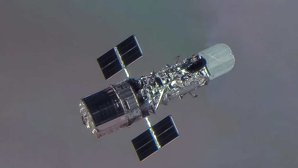 Телескоп Hubble сфотографировали в космосе крупным планом в честь 36-летия миссии