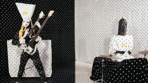 Математический рок и маски в горошек: как дуэт Angine De Poitrine покорил интернет