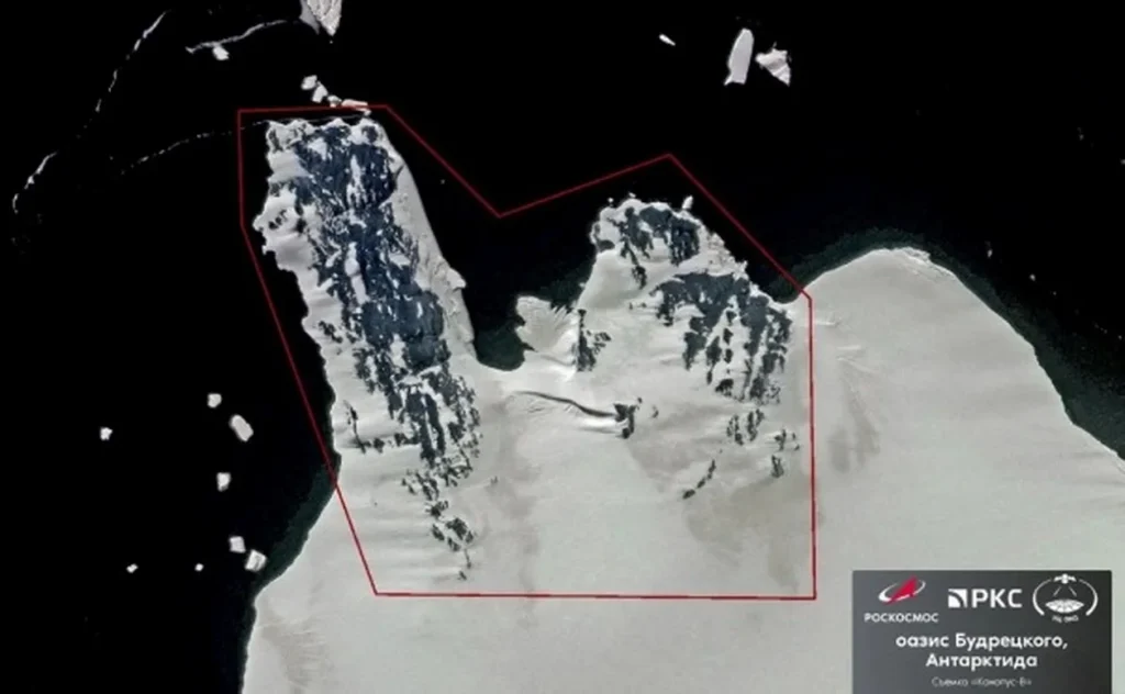 Российские ученые нашли в Антарктиде оазис с озерами и богатой фауной