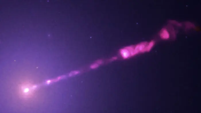 Чадра показала самый детальный снимок джета знаменитой черной дыры M87* 1 Чадра показала самый детальный снимок джета знаменитой черной дыры M87*