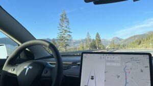 Tesla обвинили в манипуляции данными о безопасности автономного вождения