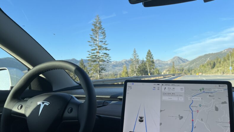 Tesla обвинили в манипуляции данными о безопасности автономного вождения