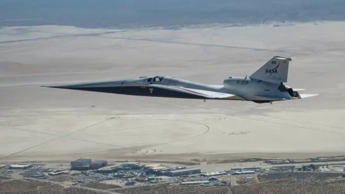 NASA X-59 готовится преодолеть звуковой барьер: стартует эпоха тихих сверхзвуковых полетов 1 Бесшумный сверхзвуковой исследовательский самолет НАСА X-59 пролетает над Центром летных исследований им. Армстронга в Эдвардсе, штат Калифорния.