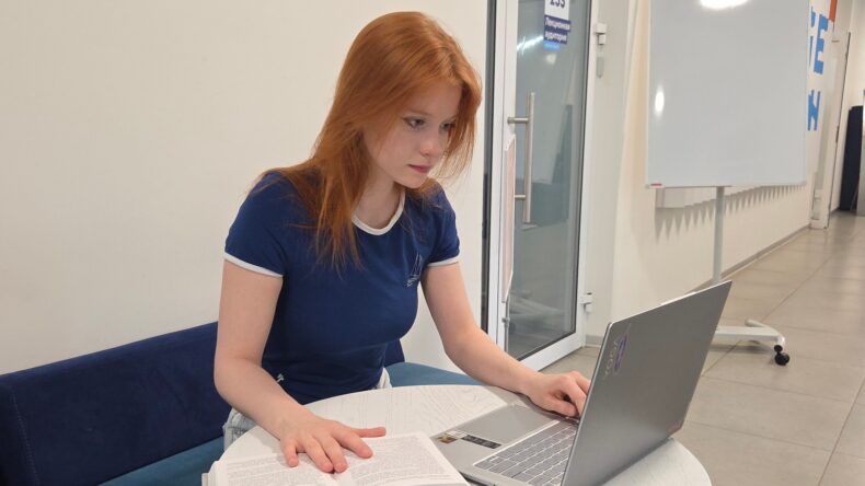 Нейросеть YandexGPT научили находить скрытый смысл в текстах по методу Деррида