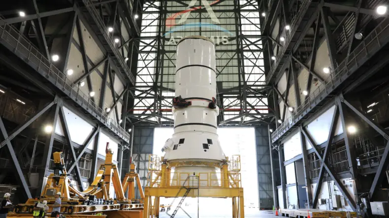 NASA приступает к сборке ракеты Artemis III: в космический центр доставили первый ускоритель