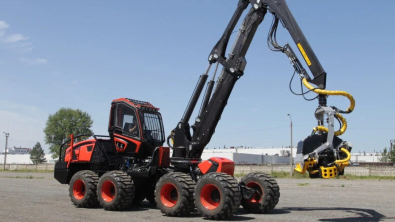 22-тонный КАМАЗ-1010 «обманывает» законы физики в карельских лесах