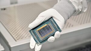 Intel первой в мире начала массовый выпуск чипов с новой High NA EUV-литографией
