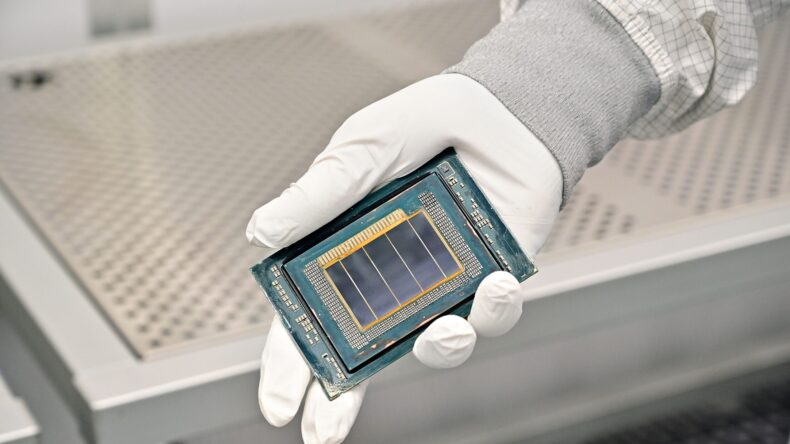 Intel первой в мире начала массовый выпуск чипов с новой High NA EUV-литографией