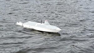 Автономный катер-беспилотник длиной 1,25 м мониторит водоемы и делает доставку