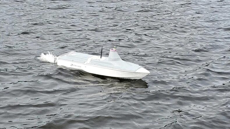 Автономный катер-беспилотник длиной 1,25 м мониторит водоемы и делает доставку