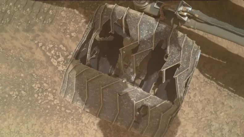 NASA показало поврежденное колесо марсохода Curiosity после почти 14 лет работы на Марсе