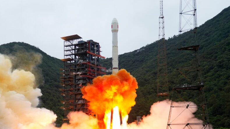Китайский спутник Shijian-31 вышел на уникальную орбиту для наблюдения за геостационарным поясом